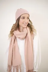 Conjunto de gorro de lana y bufanda rosa claro con flecos.