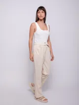 Pantalón verde claro de algodón, corte recto, con bolsillos delanteros y cinturón con hebilla metálica.