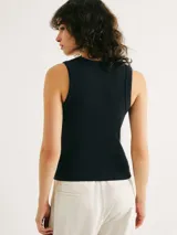 Musculosa básica de tela acanalada en color negro, con cuello redondo en U y breteles anchos.