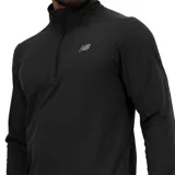 Camiseta deportiva negra de manga larga con cierre de cremallera en el cuello y logo reflectante de New Balance en el pecho.