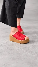 Zueco de plataforma corrida color azul con textura efecto croco, capellada amplia y plantilla en tono suela.