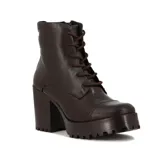 Bota acordonada de cuero color marrón con plataforma y taco cuadrado.