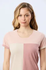 Remera de manga corta con diseño de bloques de color en tonos verde menta, beige y lila, corte clásico y cuello redondo.