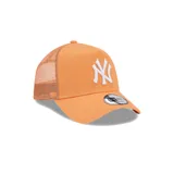 Gorra naranja con visera curva y paneles traseros de malla blanca. Presenta el logo de los New York Yankees bordado en blanco en el frente.