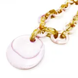 Collar con cadena de eslabones dorados y resina color amarillo, con dije circular.