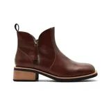 Bota corta de cuero color beige con cierre lateral y taco cuadrado de madera.
