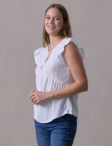Blusa calada color celeste, marca Madden Girl. Cuello a la base, escote en V y lazo de ajuste. Sisa con volado.