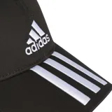 Gorra Adidas negra con logo bordado en blanco y tres tiras blancas en la visera.