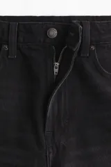 Bermudas de cinco bolsillos confeccionadas en denim de algodón rígido. Presentan un diseño de talle alto con cierre de cremallera y botón.