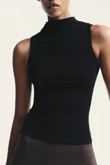 Top negro de manga sisa con cuello subido (mock neck).