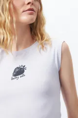 Top sin mangas negro, ajustado al cuerpo, con cuello redondo y tejido acanalado. Presenta un pequeño estampado frontal de una frutilla con el texto "berry cute".