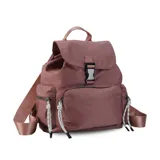 Mochila de nylon color rojo, con tapa frontal, broche metálico y cierre tipo marinero. Cuenta con bolsillo frontal con cierre metálico, bolsillos laterales, asas de mano y correas regulables para la espalda.