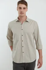 Camisa de vestir de hombre color gris oscuro, de manga larga y corte clásico.