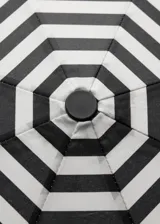 Paraguas plegable con diseño de rayas horizontales en color negro y blanco, con mango curvo de plástico negro.