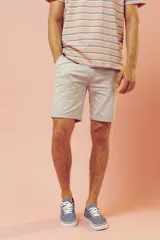 Bermuda de algodón color beige claro, corte chino, con dobladillo en el ruedo.