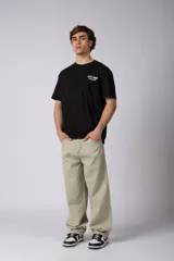 Jean baggy oversize de denim celeste claro, con corte ancho y relajado, estilo urbano.