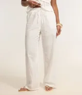 Pantalón recto de laise blanco con textura de perforaciones, cintura elástica con cordón ajustable y bolsillos laterales.