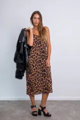 Vestido midi con estampado animal print de leopardo, breteles finos regulables y corte recto.