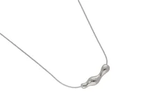 Collar plateado de acero con dije central ondulado.