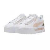Championes Puma modelo Mayze Mix, con diseño de plataforma, cuerpo de cuero blanco, detalles en gamuza color arena y refuerzo en el talón color verde oliva. Presenta el logo de la marca en el lateral y en la entresuela.
