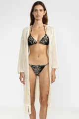Bombacha de bikini con tiras laterales ajustables, confeccionada en tejido jacquard con estampado animal print tipo cebra.