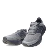 Championes de trail running New Balance modelo Garoe, en color gris con suela y detalles en azul marino. Confeccionados con capellada de malla transpirable y refuerzos sintéticos, cuentan con entresuela con tecnología Fresh Foam y suela con tacos para mayor tracción en terrenos difíciles.