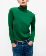 Jersey de cuello alto color verde, de manga larga y diseño ajustado.