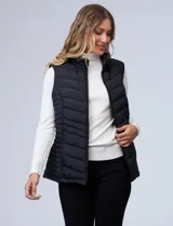 Chaleco puffer de corte entallado, con diseño capitoneado horizontal, cierre frontal completo y bolsillos laterales con cierre. Cuenta con cuello alto y forro interior de abrigo.