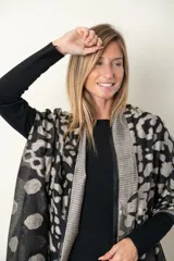 Chal de gasa color negro con estampado de manchas en color visón.