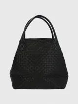 Cartera tipo tote de hombro, confeccionada en ecocuero con diseño trenzado. Cuenta con compartimento principal con cierre de cremallera y bolsillo interior con cierre.
