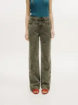 Pantalón de jean de tiro medio, corte recto y ancho, color verde oliva gastado (efecto acid wash). Presenta una hilera de botones decorativos a lo largo de la costura exterior de cada pierna, simulando un detalle de abertura.