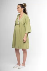 Camisón maternal color verde claro, confeccionado en algodón con escote en V cruzado y detalle de puntilla elastizada. Tiene mangas cortas con terminación de puntilla y frunces debajo del busto para mayor amplitud.