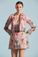 Saco corto estructurado estilo spencer, color rosado con llamativo estampado botánico y floral multicolor de la colección Natalia Antolín, con solapas y mangas largas.