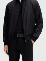 Cinturón de piel BOSS en color negro, con hebilla metálica clásica y detalle de logo grabado.