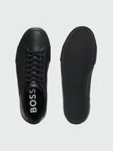 Zapatillas Boss modelo Aiden Tenn de cuero granulado en color negro, con diseño de perfil bajo, cierre de cordones y suela de goma texturizada.