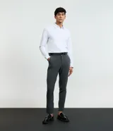 Pantalón slim masculino de corte ajustado, color negro, con cierre frontal y trabillas en la cintura.