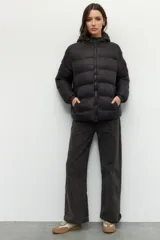 Campera puffer color ladrillo de nylon con capucha, dos bolsillos laterales con cierre y un bolsillo adicional con solapa en la manga izquierda.