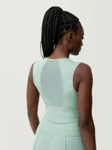 Crop top deportivo verde agua con diseño sobrio y elegante, espalda con pieza de mesh y sujeción media-alta.