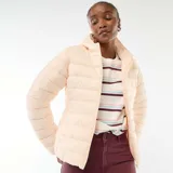 Campera ligera acolchada con capucha, diseño de matelassé horizontal, cierre frontal y bolsillos laterales.