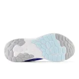 Championes New Balance Fresh Foam Arishi v4 para mujer, color violeta con detalles en celeste y blanco. Capellada de malla transpirable con superposiciones sin costuras, entresuela Fresh Foam y suela de goma resistente.