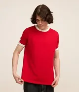 Remera de algodón de corte regular, color rojo, con cuello redondo y ribetes en contraste color crema en el cuello y los bordes de las mangas cortas.