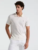 Polo de hombre color crudo con textura jacquard, cuello clásico con cierre de cremallera corto y logo bordado en el pecho.