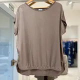 Blusa visón de manga corta, con cuello redondo y diseño holgado.