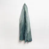 Pashmina con diseño abstracto en tonos celeste, verde y gris.