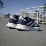 Championes de running Adidas modelo Duramo SL 2, color azul marino con detalles en gris plateado. Presentan una capellada de malla transpirable, mediasuela con tecnología LIGHTMOTION para mayor amortiguación y suela de goma Adiwear para mayor tracción.
