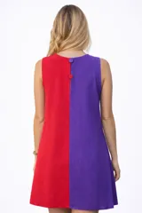 Vestido corto sin mangas de corte recto, con diseño bicolor que combina una mitad en color rosado y la otra en color rojo.