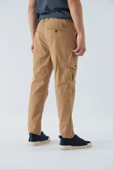 Pantalón cargo gris oscuro, corte slim, con cierre de botón y cremallera, trabillas para cinturón y bolsillos cargo con botón.