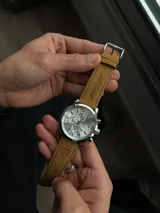Reloj Poedagar Chronograph 932 de hombre, con caja de acero inoxidable plateada, esfera blanca con subesferas y correa de cuero tostado.