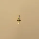 Dije de cruz de la vida o ankh, fabricado en oro 9k con acabado pulido.