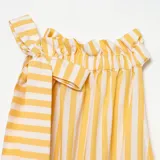 Musculosa sin mangas de rayas amarillas y blancas, con cuello halter alto fruncido, detalle de lazo lateral y dobladillo inferior ajustado.